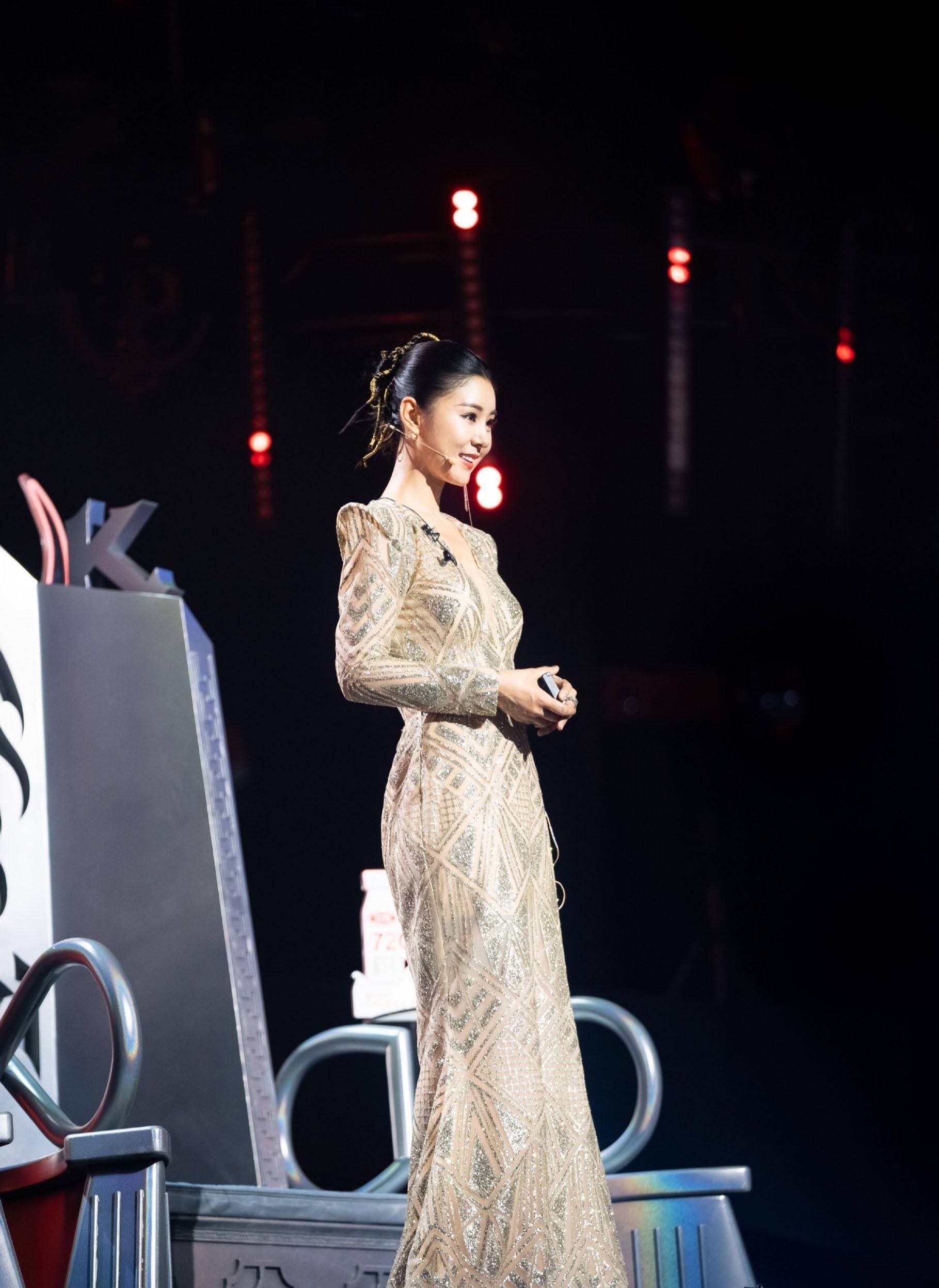 李小萌再度献唱,一袭香槟礼服华丽优雅,网友:王雷真有福气_黑色