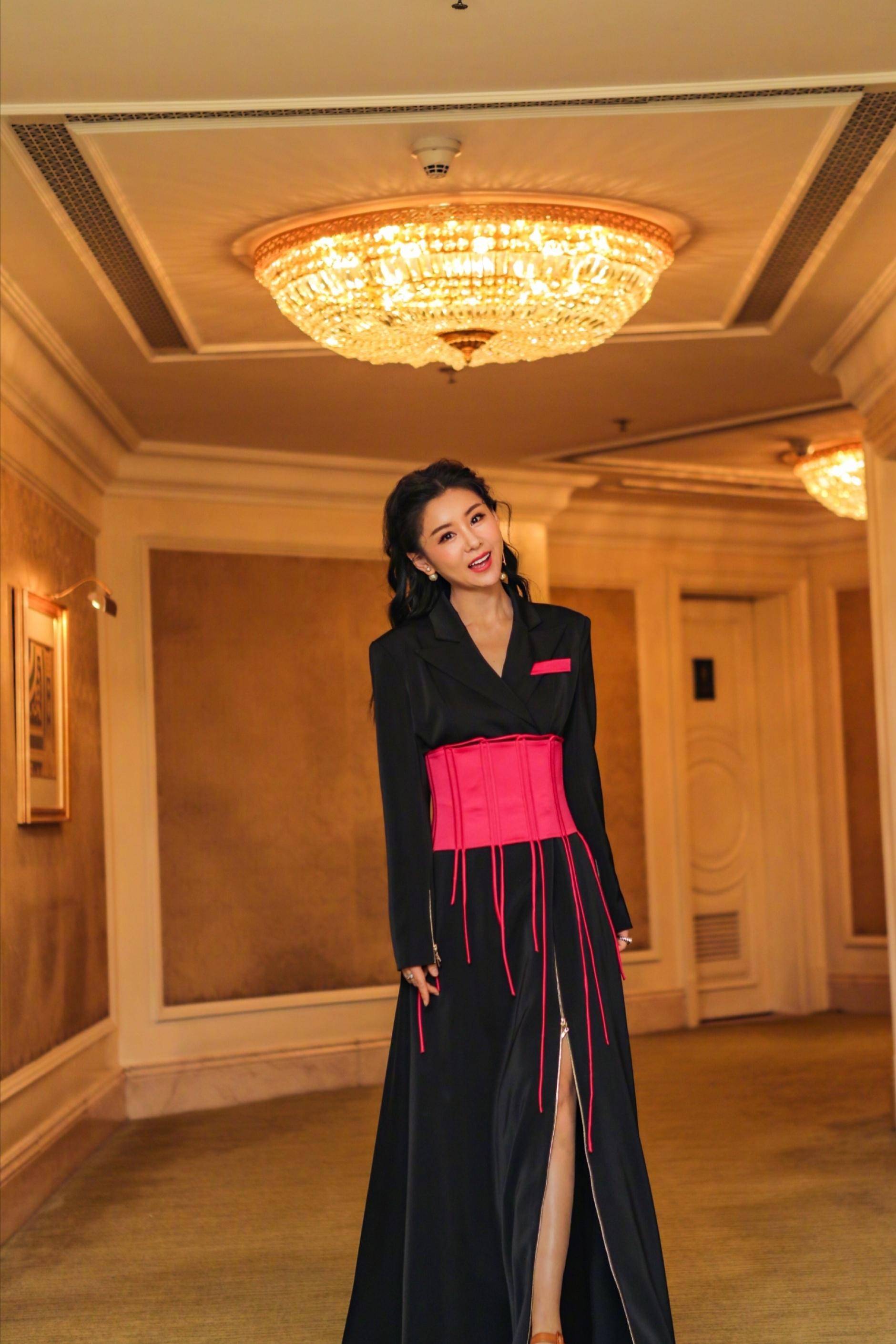 李小萌再度献唱,一袭香槟礼服华丽优雅,网友:王雷真有福气_黑色