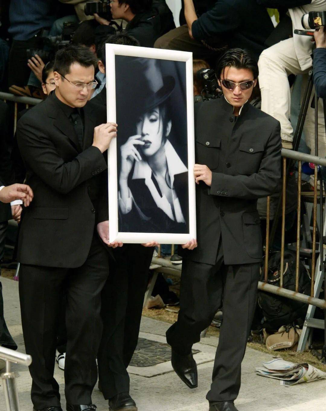 2004年梅艳芳的葬礼上,前来吊唁的明星每一个都惊为天人_谢霆锋