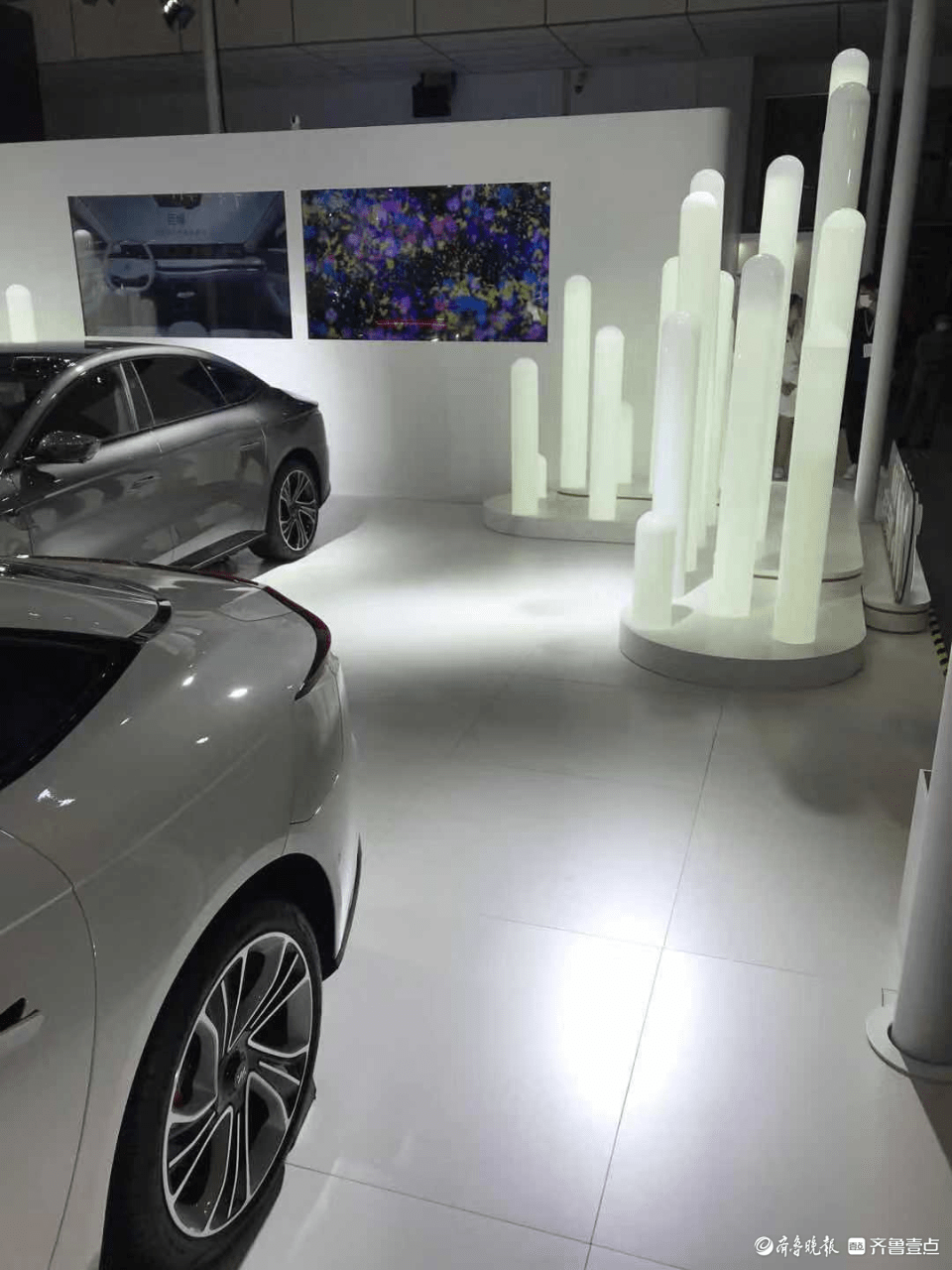 打卡齐鲁国际车展:灯柱展台简约又时尚_搜狐汽车_搜狐网