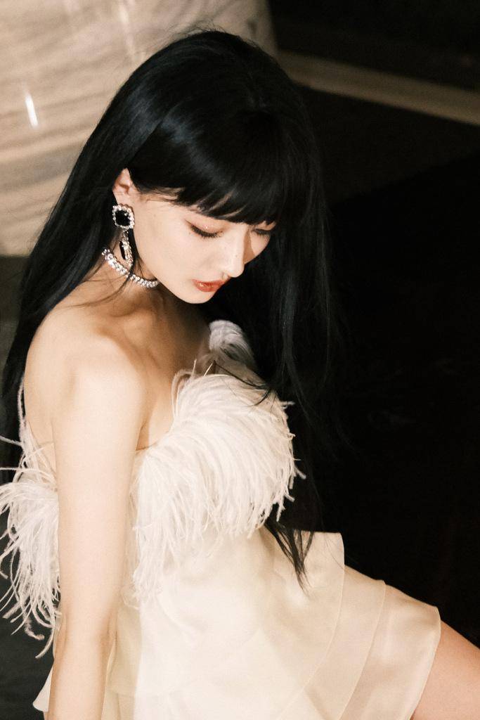 徐璐出席商业活动齐刘海造型写真发布 穿羽毛裙秀白美皮肤_长发_齐