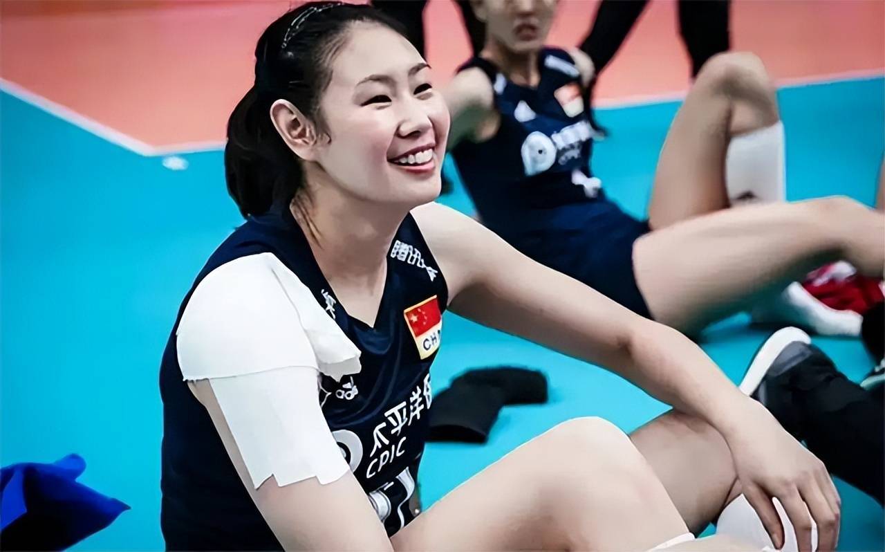 34岁女排颜妮退役,第一件事被推进手术室,肩钉了8根钢钉_排球_沙排