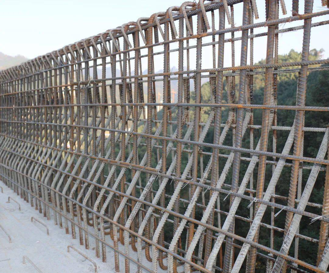 整体预埋护栏钢筋绑扎完成《预制t梁护栏钢筋整体预埋施工技术》应用