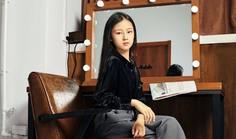 总的来说,跟小时候相比,张婉儿脸上的婴儿肥消失不见了,变成了十分