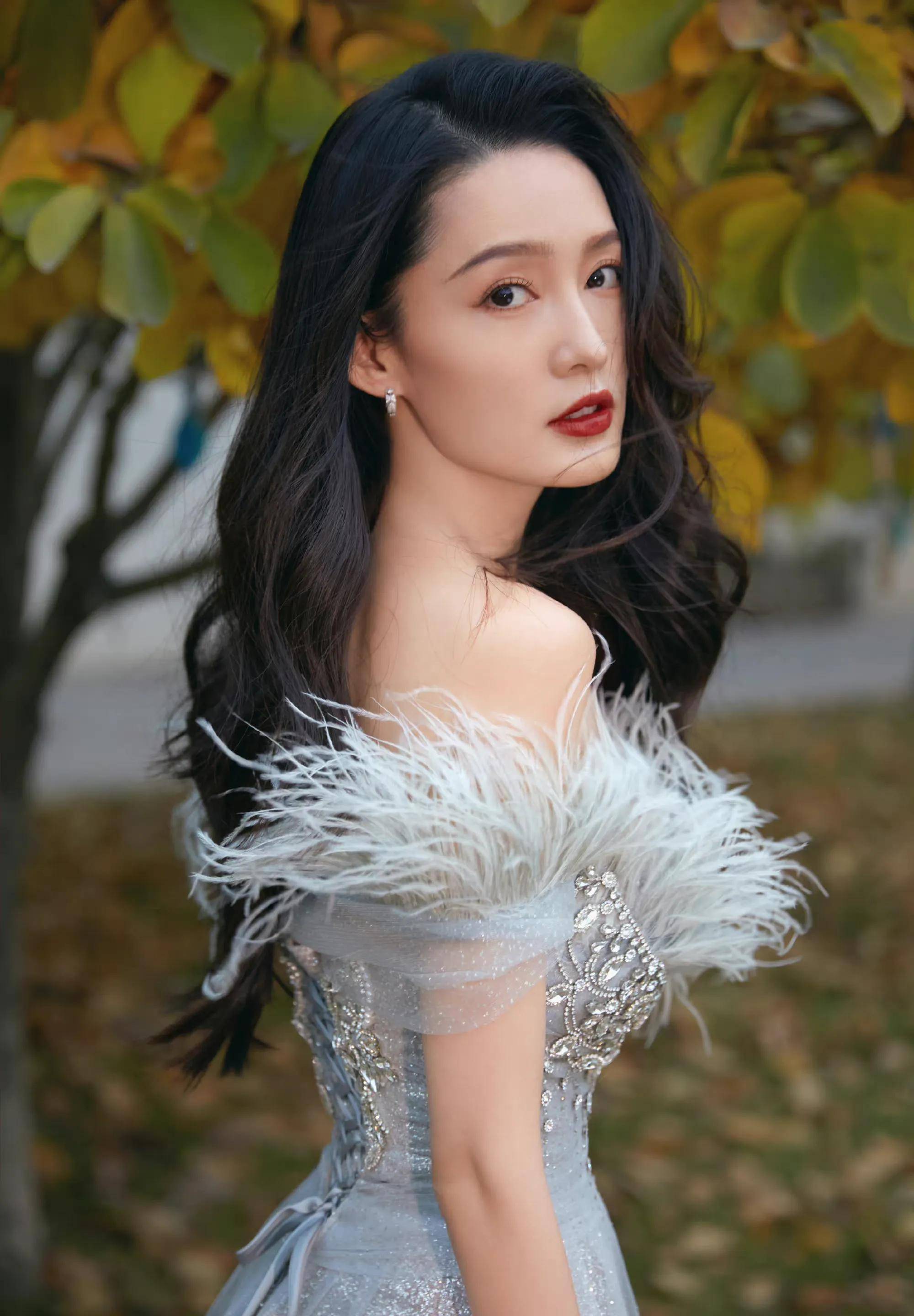 李沁秋意纯白大片,温柔甜美,清冷仙气_纱裙_淡蓝色_纸板