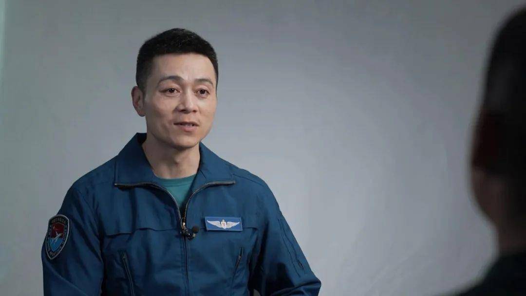 这张"同框照",拍摄者:空军特级飞行员_刘锐_黄岩岛_训练