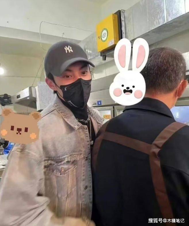 王鹤棣现身爸爸炸串店,本人被赞又高又帅,一身牛仔穿搭接地气_网友_店