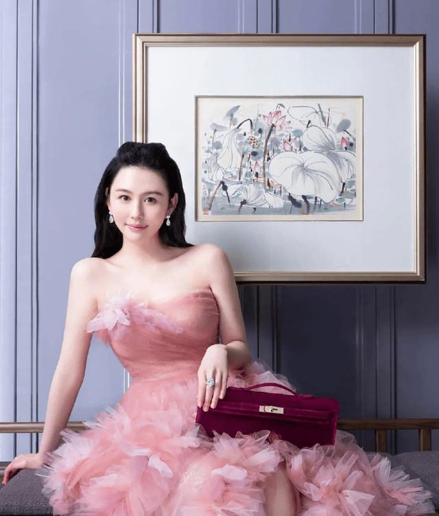 邱淑贞大女儿沈月穿抹胸裙秀事业线,颜值高身材好美过18岁张柏芝_网友