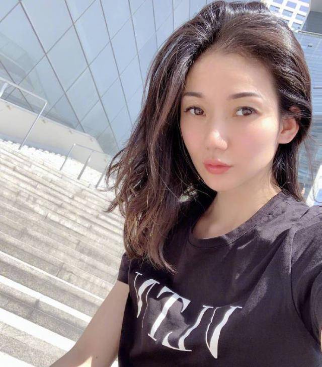 退役后同一年,蒋文文和蒋婷婷在同一天结婚,她们的丈夫是唐佳和陈奇