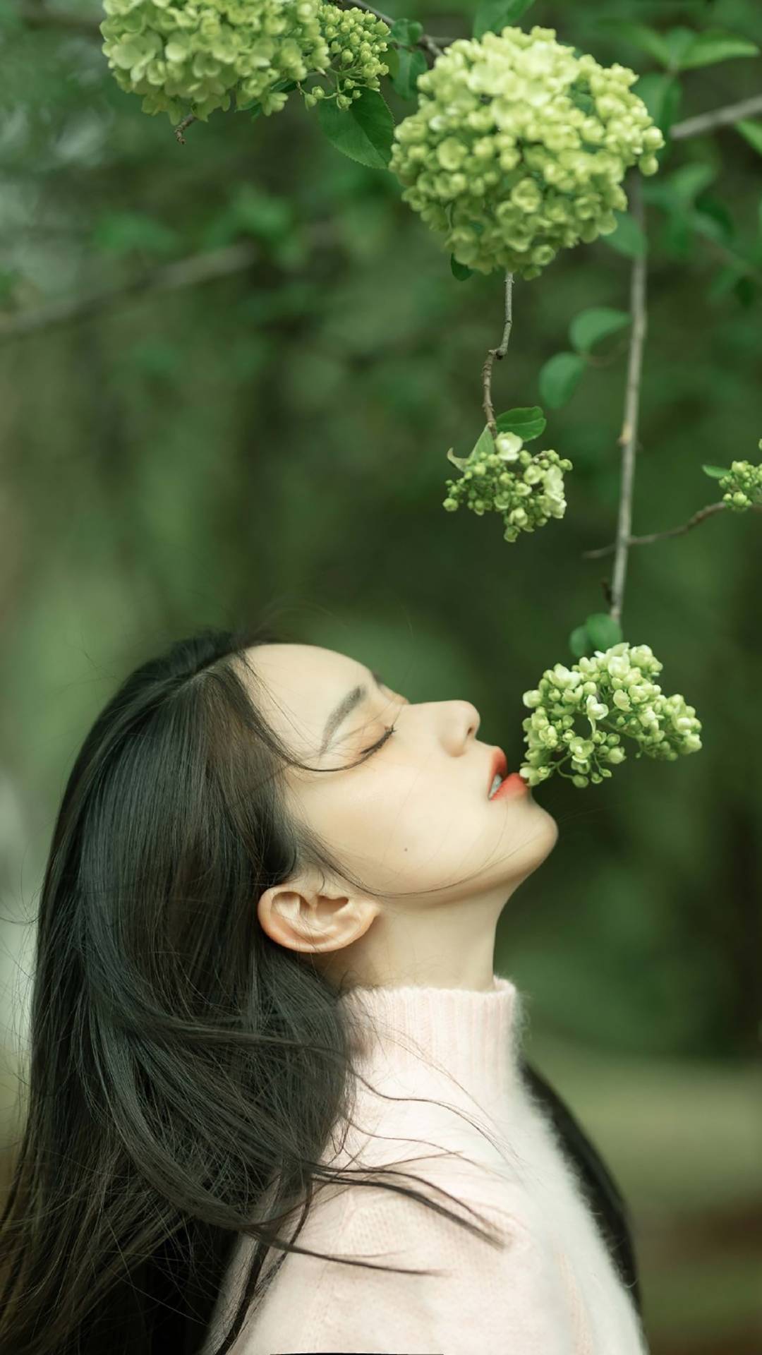 黑色长发温柔小脸美女户外清新迷人写真_美女_长发_写真