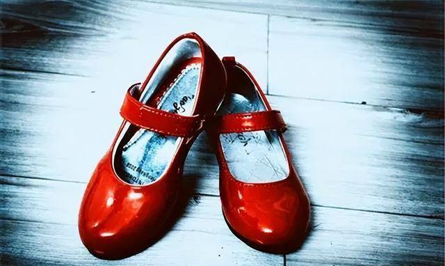 红舞鞋控制女生的脚图片