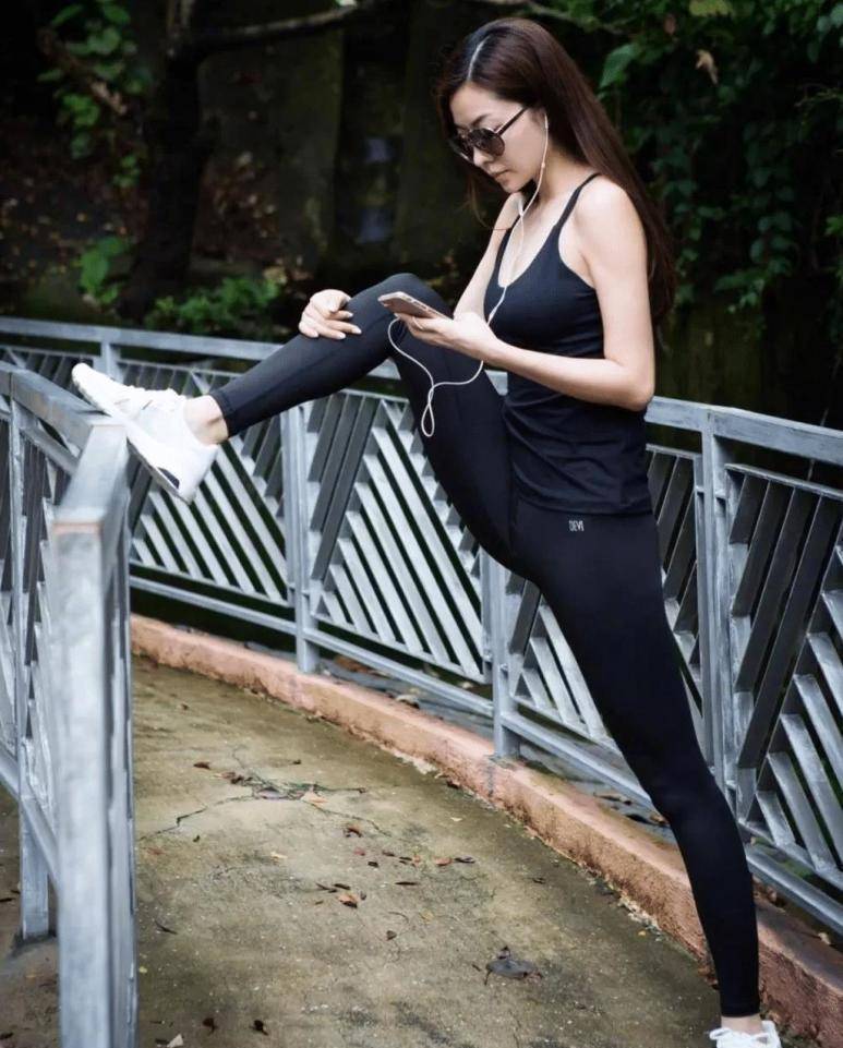 40岁熊黛林真放得开,晒居家健身美照秀身材,马蜂腰阔太里少见_运动