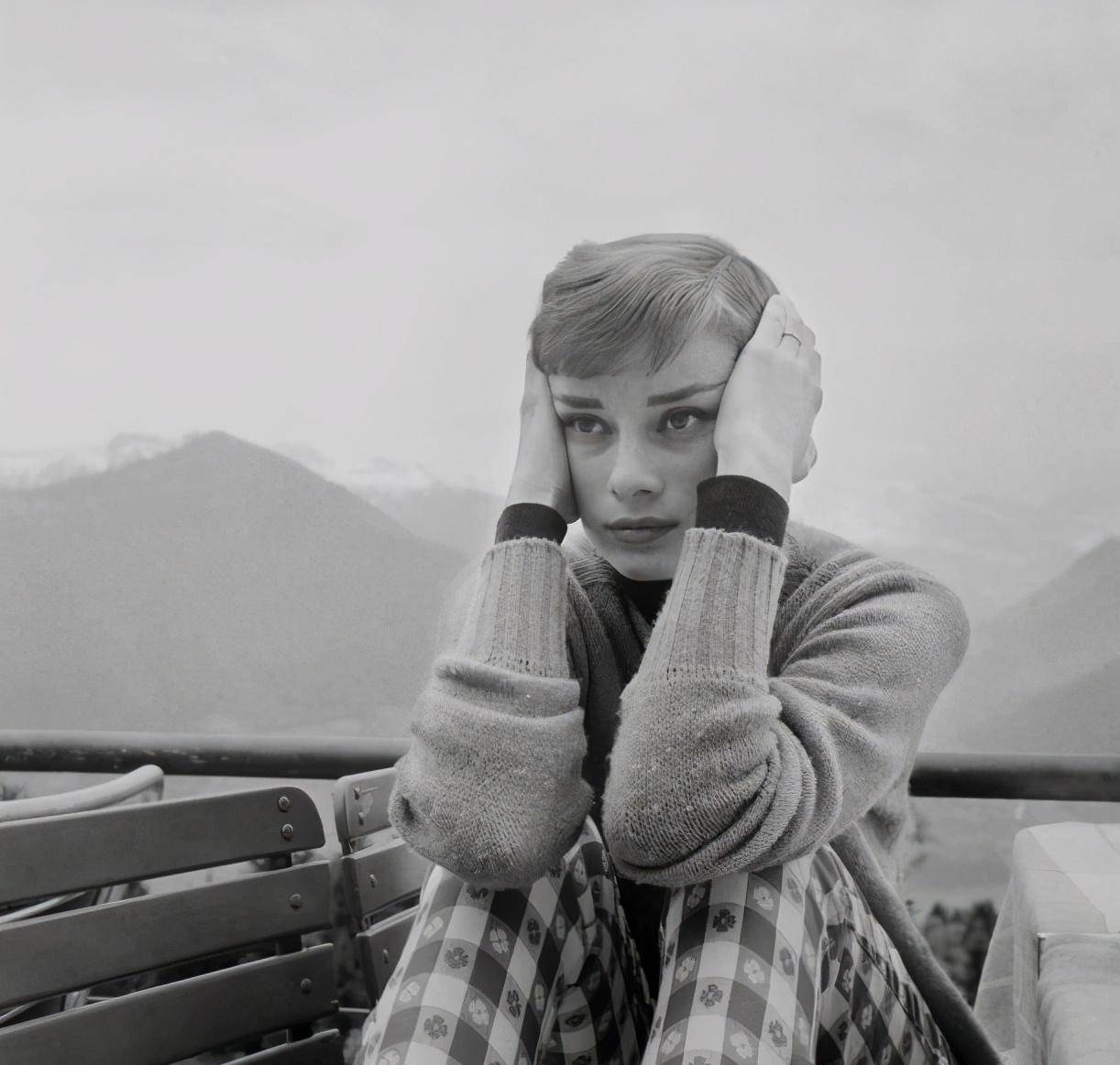 赫本的黑白时尚大片,搭配从没过时_黑色_白色_造型