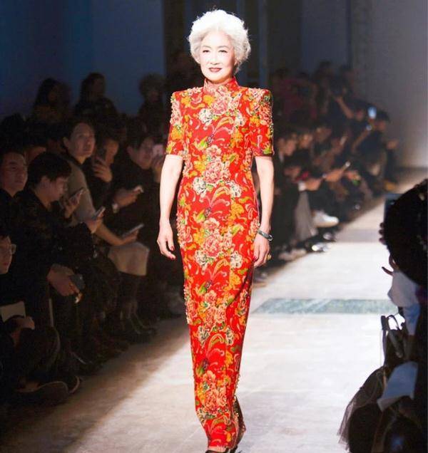 就是韩奶奶穿着中式经典旗袍的一场走秀了,虽然韩奶奶已经满头白发,但