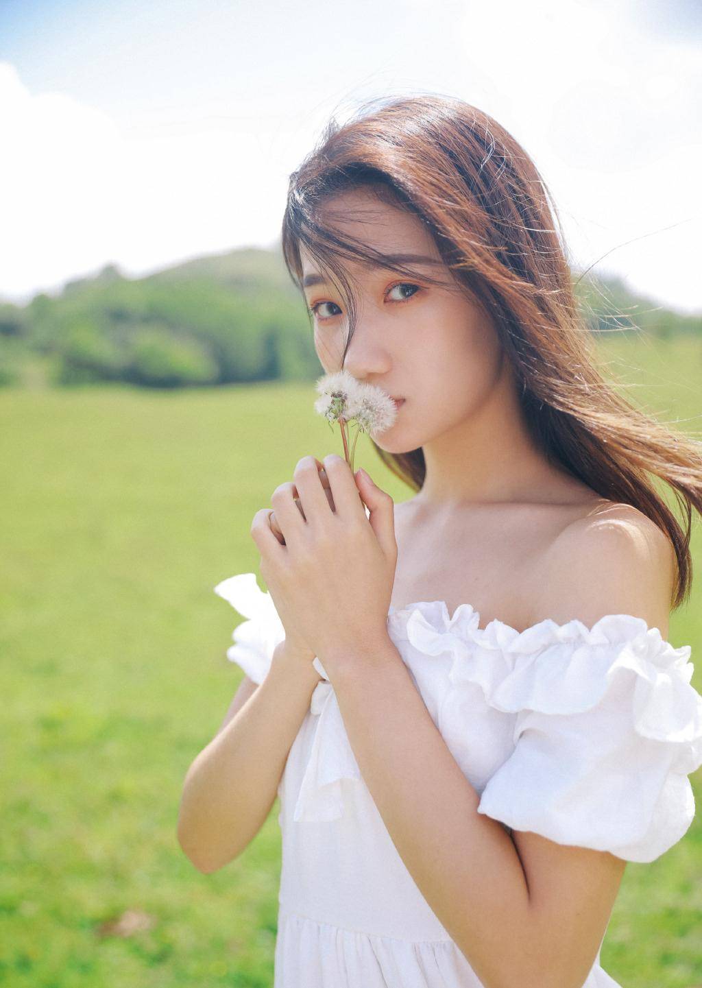 一组夏日美女甜美时尚夏日户外写真,希望大家喜欢.爱美之心