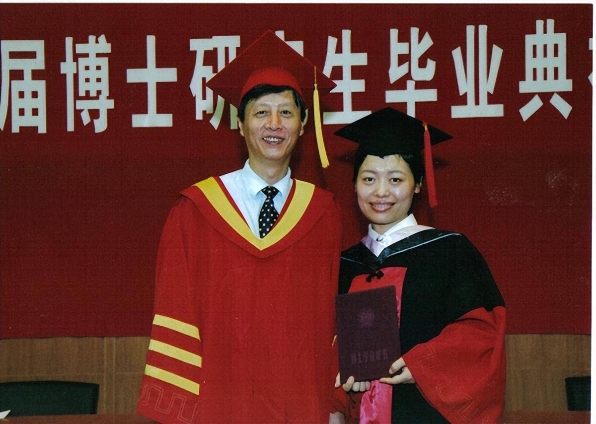 "棋后"谢军嫁给男陪练:离异后又复婚,破镜重圆后她幸福吗?