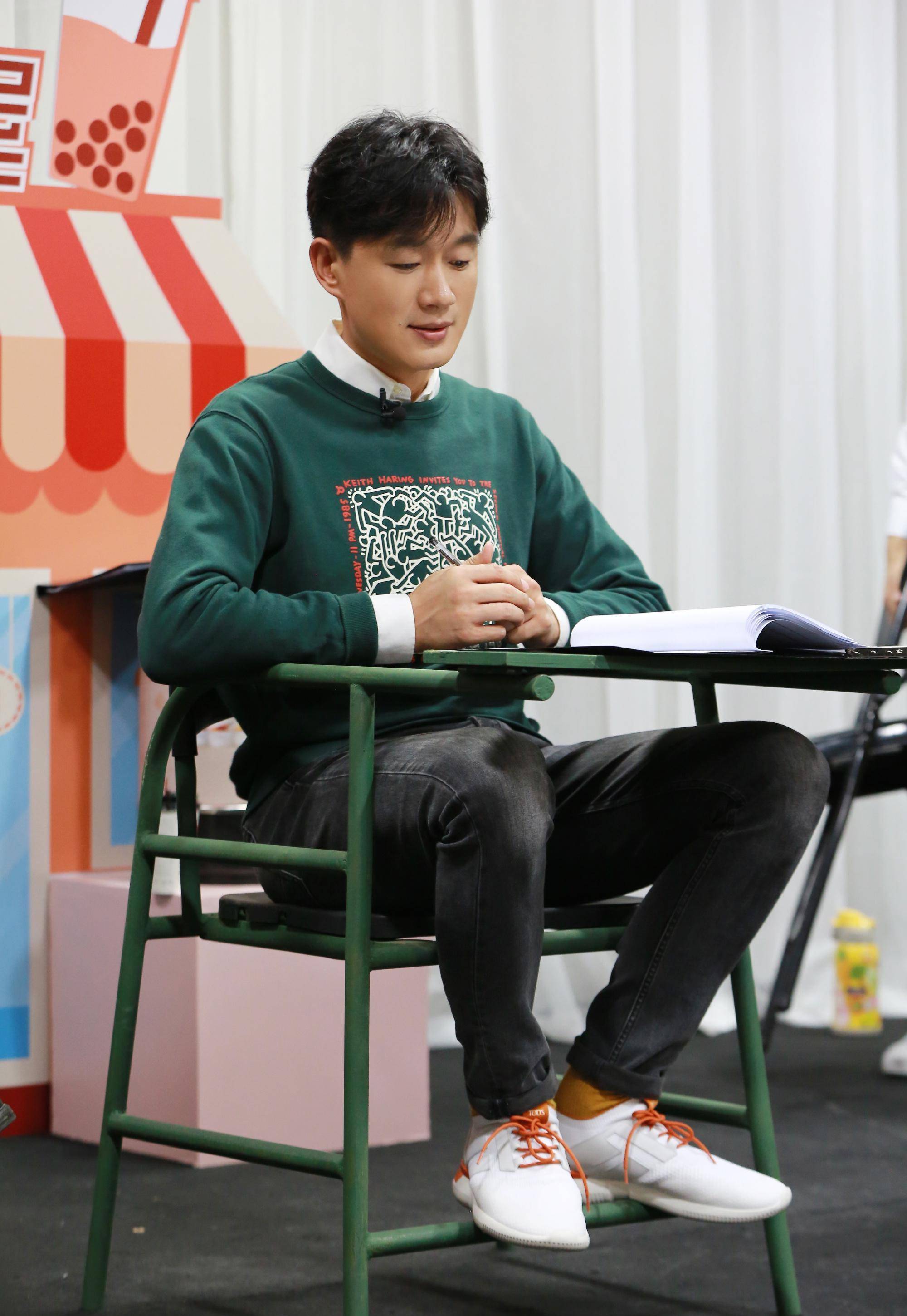 佟大为晒妻女照片,自夸女儿大长腿基因随他,米色西装黑裤帅气_流量