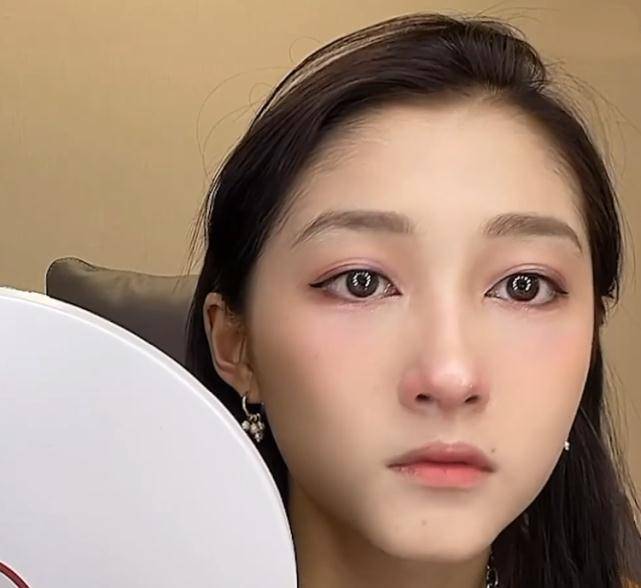 "关晓彤"公开化妆过程,却忘了开十级美颜,才有幸看到无美颜关晓彤化妆