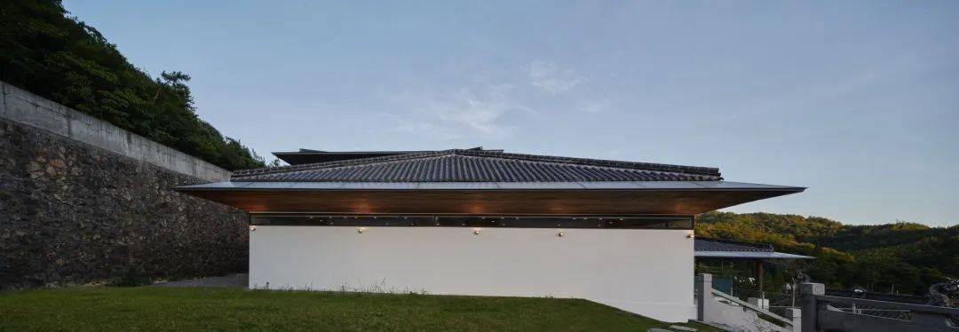 值得一提的是屋顶设计,它的造型被简化,去除了传统挑檐与装饰;材料上