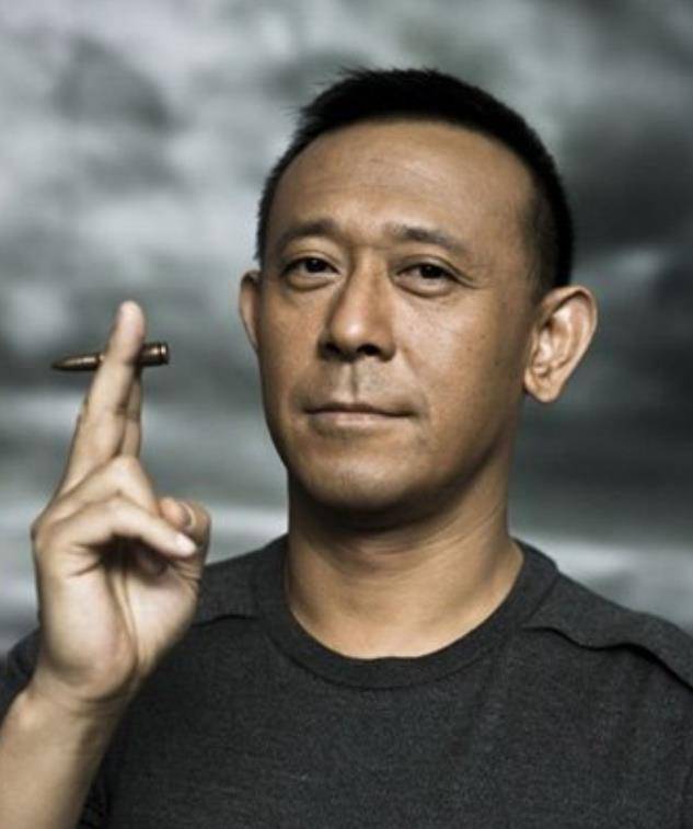 24岁的姜文在拍戏的过程中恋上了刘晓庆,刘晓庆比姜文大了八岁,而且