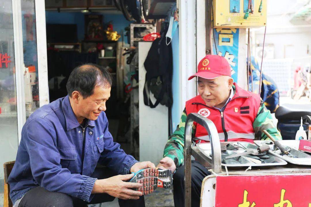 从"修飞机"到"修皮鞋"这身红马甲他一穿就是20年_老郭_郭新宝_杭州市