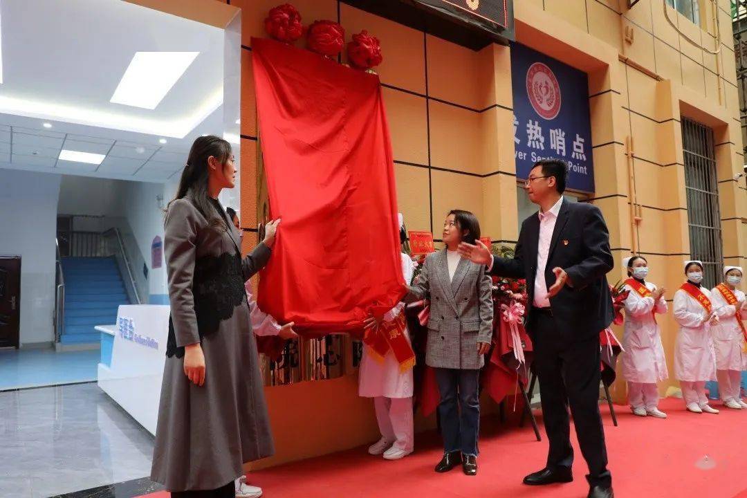 李燕代表县政府向盐津县妇幼保健院(盐津县妇女儿童医院)的揭牌并正式