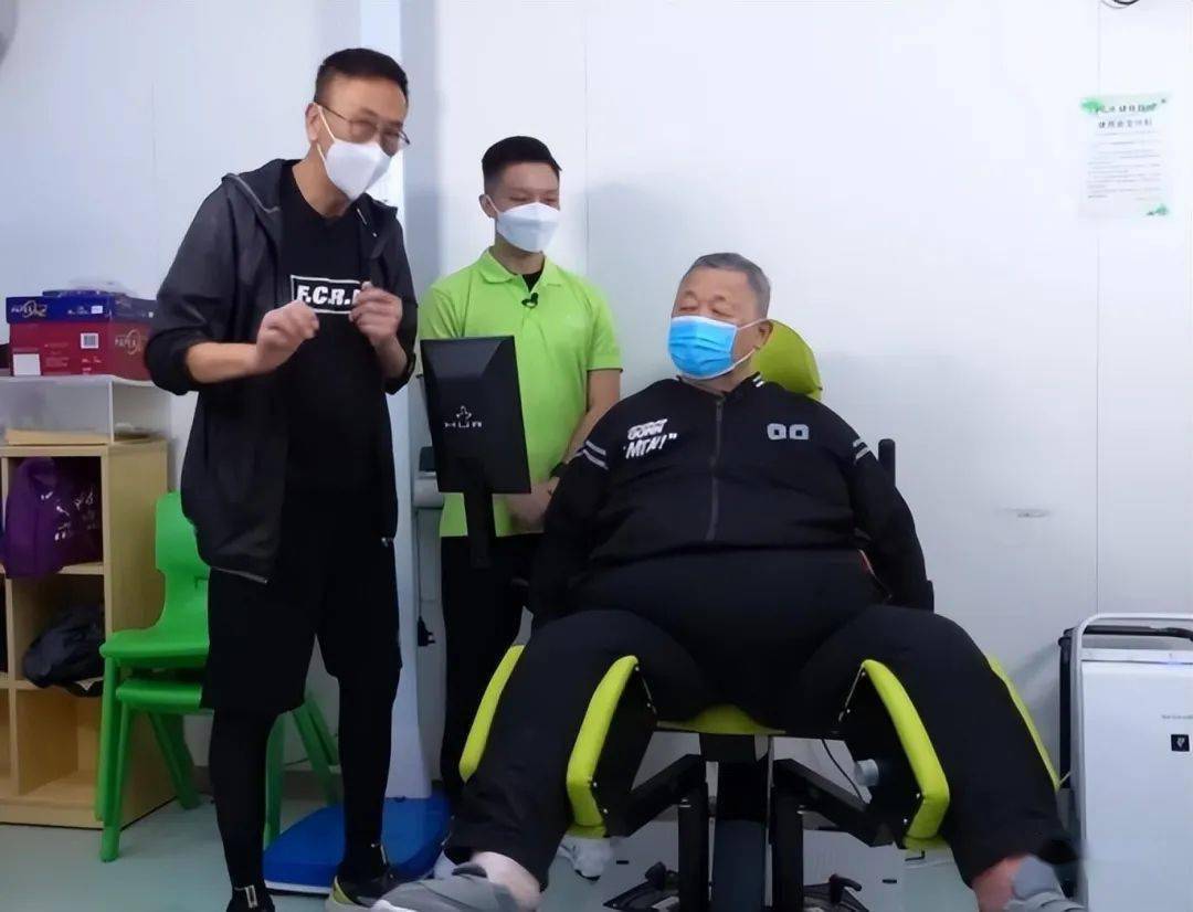 秦煌坦言,他之所以频繁入院,是因为体重过高,身体里的肥膏遮住脊椎