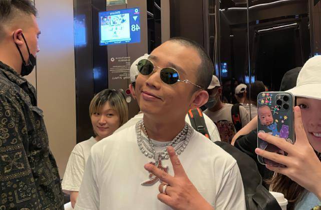 gai为儿子庆祝一岁生日,柚柚坐爸爸怀中超乖,单人照有点太霸气_王斯然