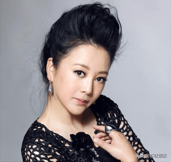 1984年,《兰花花》剧组来西安招募演员,一心想要往上发展的梁丽毫不