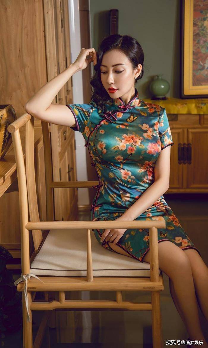 肉色丝袜配上花旗袍,成熟少妇的美无法让人拒绝!_中国_女性_服饰