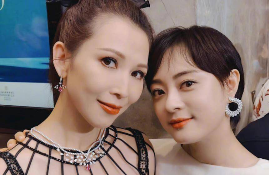 48岁蔡少芬与孙俪罕见合影,穿肉色时尚裙秀身材,气质优雅高贵_合作