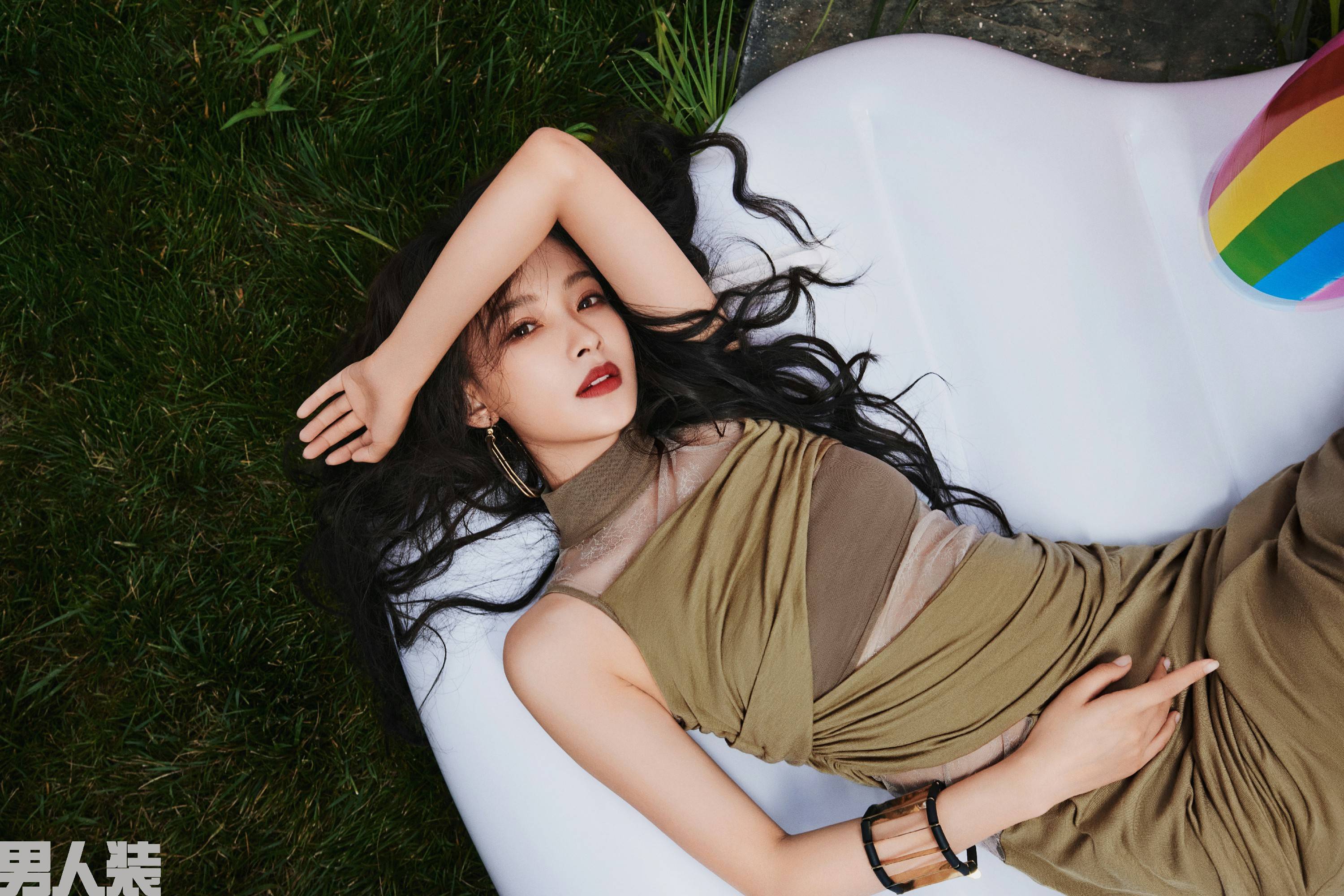 更受时尚主流杂志青睐的是拥有自己强烈个人风格的模特,孙怡其实并不