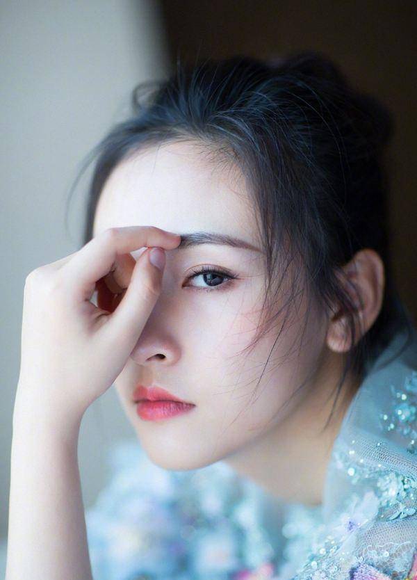 首次公开现身机场,身材纤细造型亮眼,28岁的吴倩真的美丽漂亮_武汉