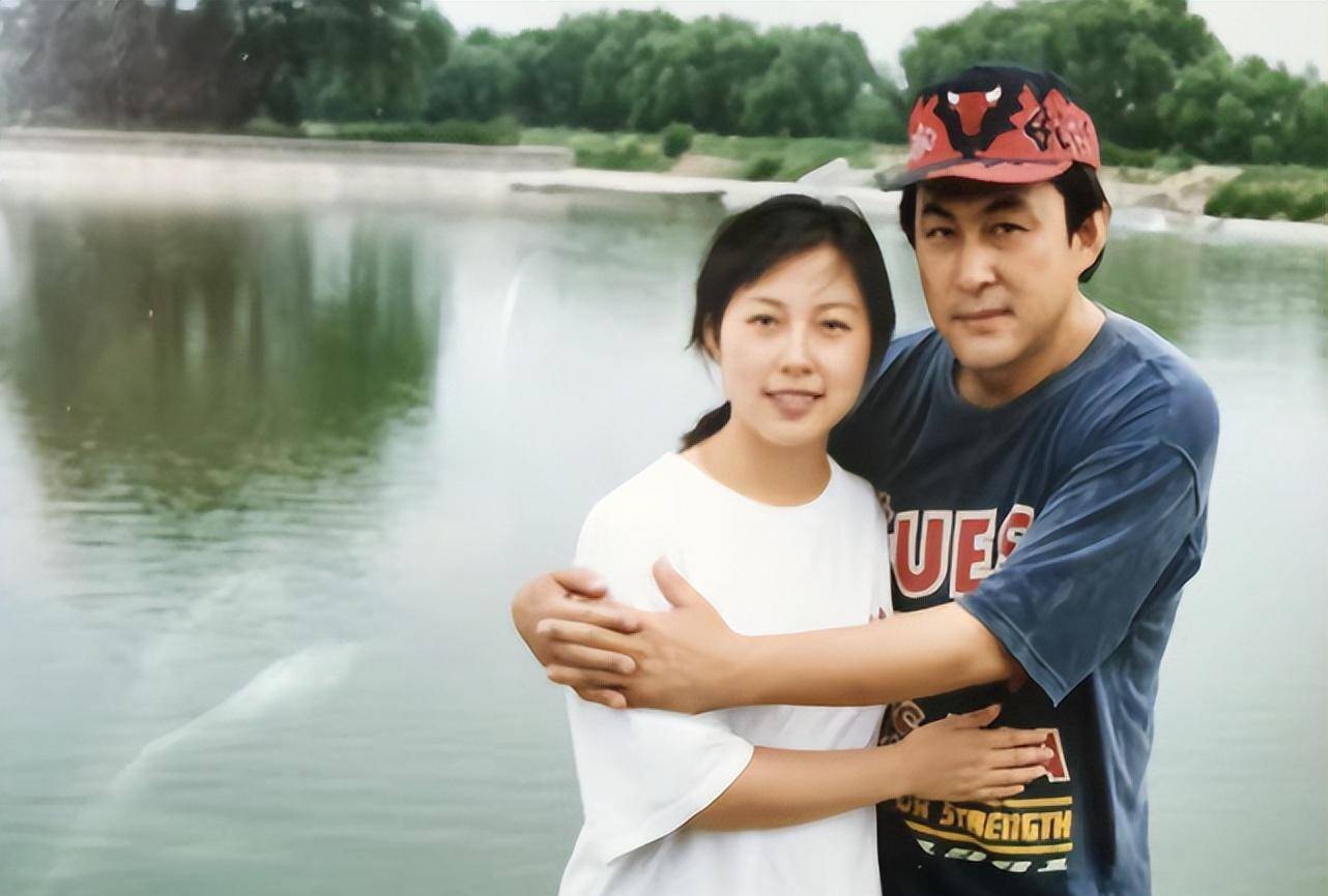 经常去陆树铭拍戏的剧组探班,同时家中的大小事务都由贤惠的妻子打理