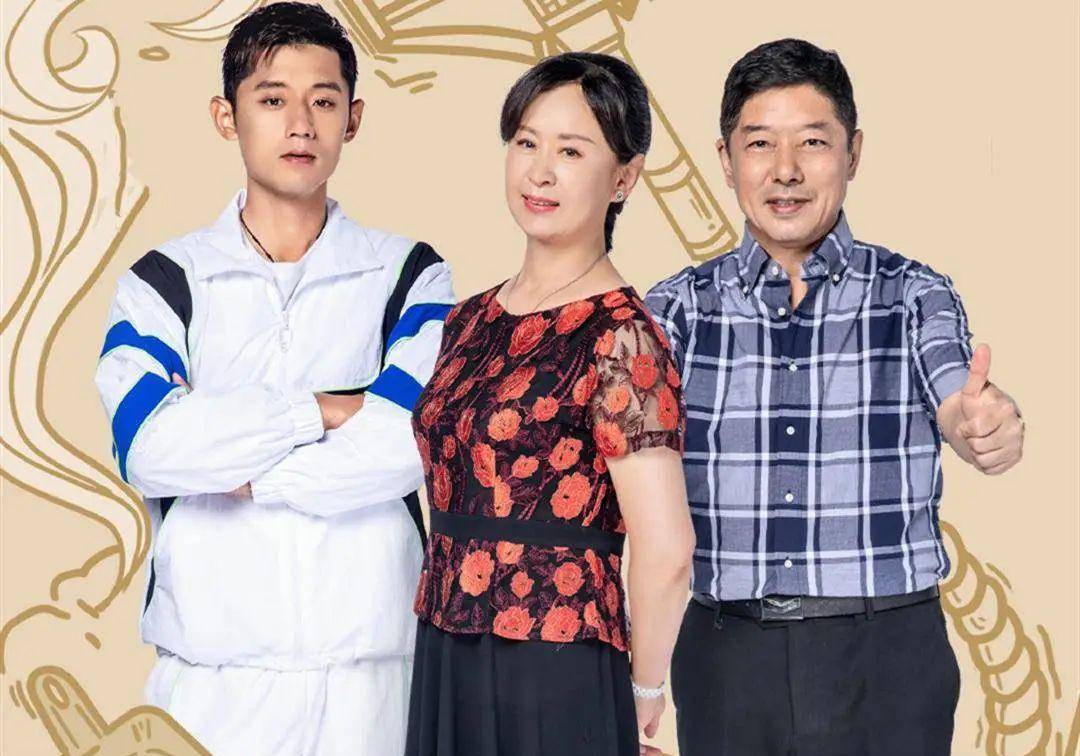 尽管张妈徐锡英穿着中老年最爱的印花连衣裙,但是白皙的肌肤和温婉的