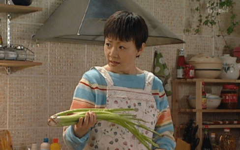 的舞台小品《白云黑土》中那句到现在还耳熟能详的经典台词:"下蛋公鸡