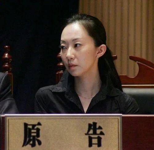 侯耀文前妻,前夫娶小26岁娇妻被戴帽子,她孤独终老也幸福_袁茵_刘彦