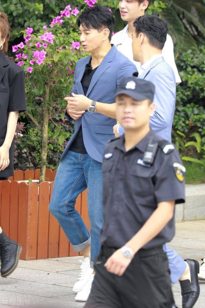 吴奇隆近况略心酸,录综艺遭安保扑倒生擒,曾被刘诗诗败光2亿_节目_不