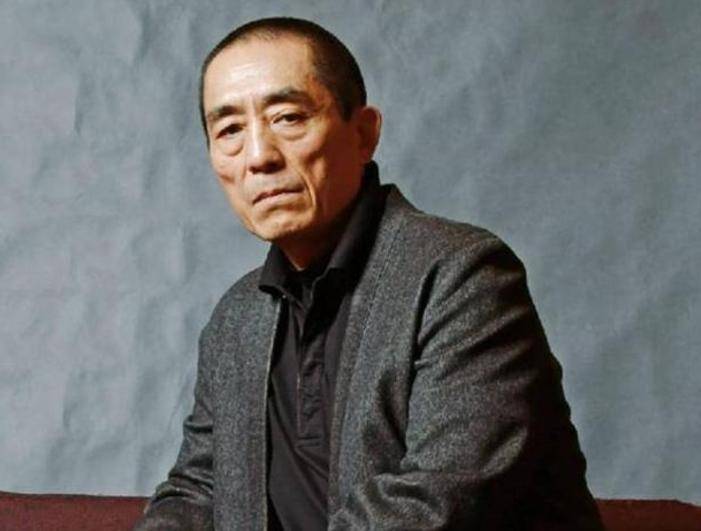 之后,又去向莫言老先生要了这本书的版权,当时莫言也很喜欢张艺谋,还