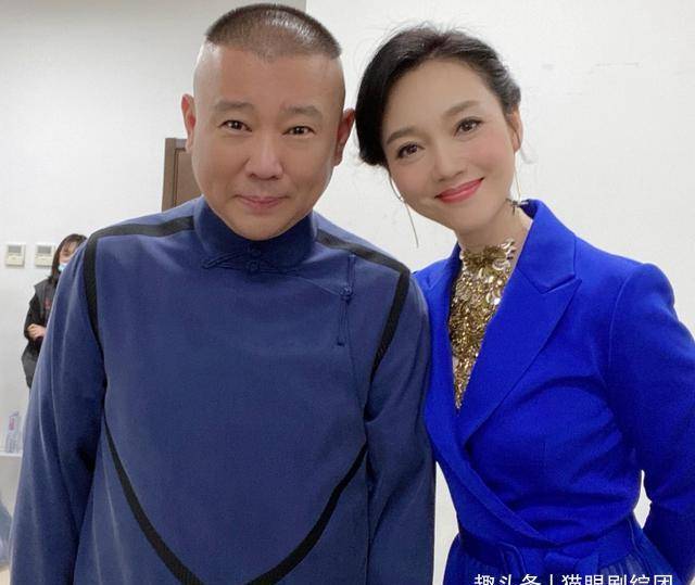 安徽台一姐周群晒后台合影,郭德纲小肚子凸起明显,周群气质出众_卫视