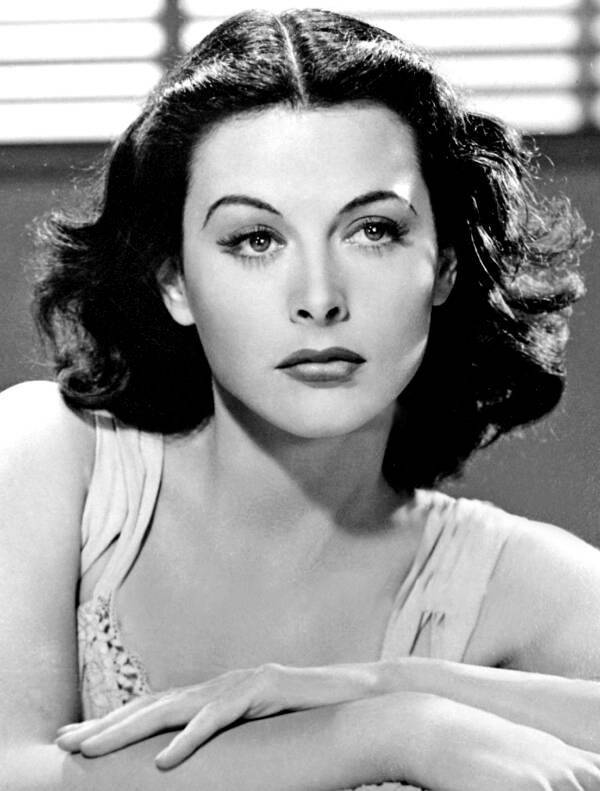 海蒂·拉玛(hedy lamarr)她的美貌似乎成了她的诅咒,经常被丑闻