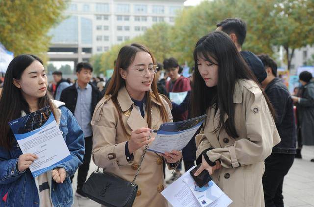 一女大学生报考公事员行步政审！原因竟出在奶奶身上！一路来看看