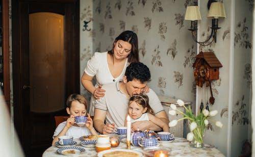 “婆婆，天冷了，来我那边住”“想我给你带孩子吧，一个月8000”