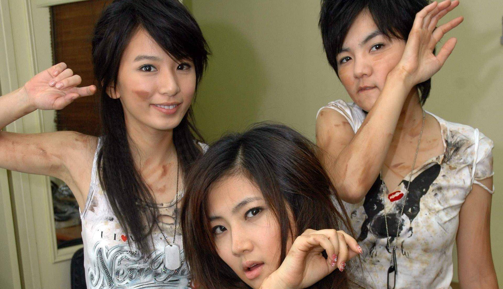 she出道20年,音乐界早已物是人非,三人境遇不同,唯有友谊没变_ella