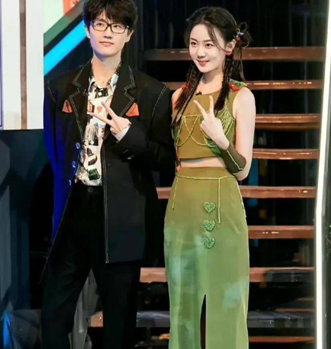 许嵩的女友就是冯禧,证据确凿_女子_口罩_外套