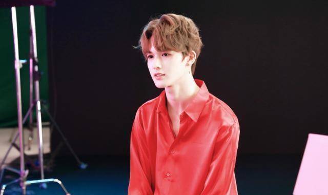 npt怕是个相声男团,蔡徐坤和黄明昊讨论辈分,王子异的回答优秀_师叔