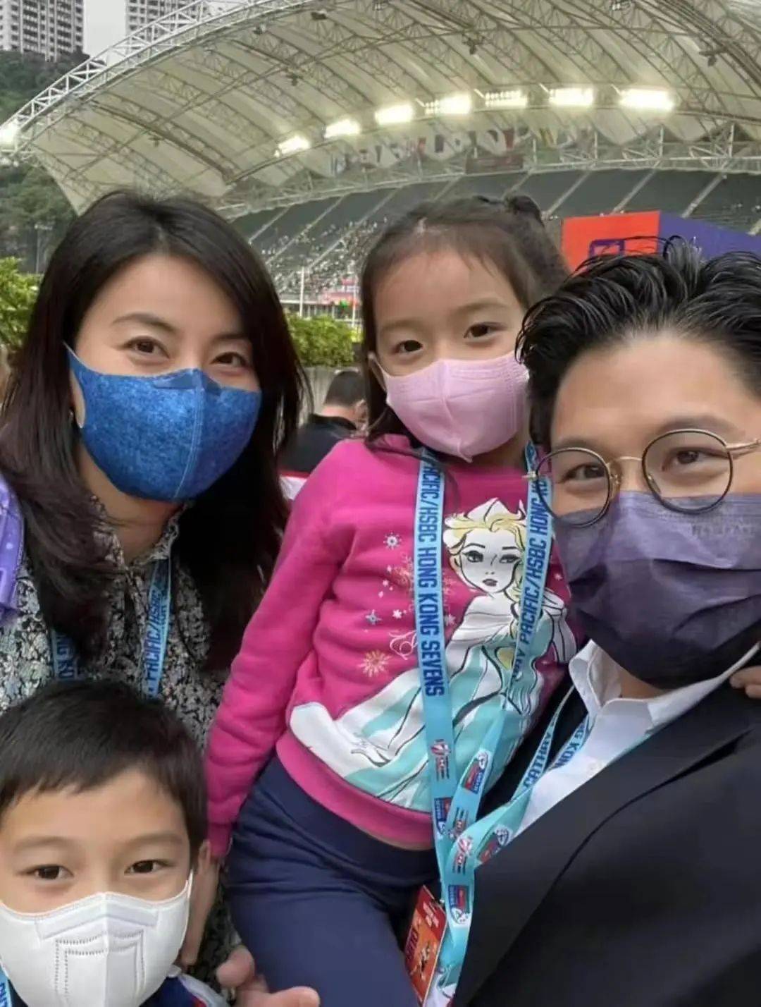 郭晶晶一家四口看球赛,女儿乖巧可爱,儿子被赞家教好_霍启刚_带着_霍