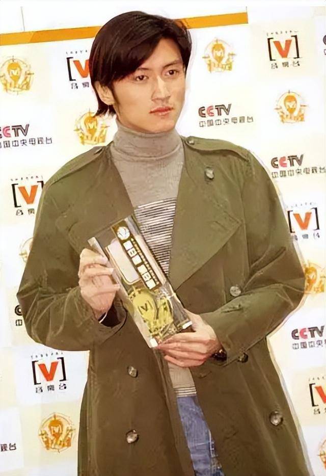 谢霆锋与梁朝伟低调不同,谢廷峰一生都生活在荧光灯