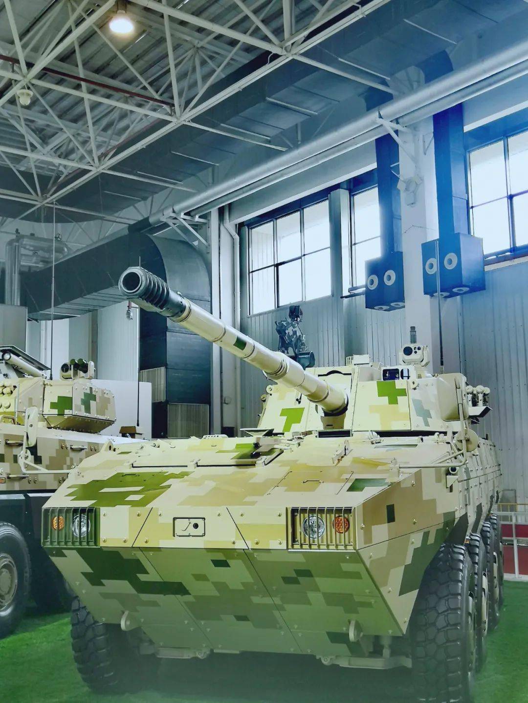 st3型105mm轮式突击炮(陈虞文 摄)171型122mm车载榴弹炮(陈虞文 摄)cs