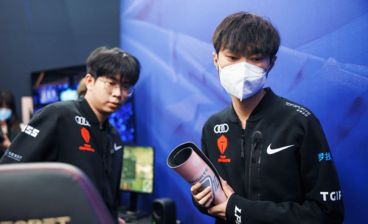 knight的身价今年直降一半,却依旧是lpl中路顶薪?